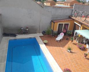 Piscina de Casa adosada en venda en Santa Elena de Jamuz amb Terrassa, Piscina i Balcó