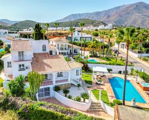 Vista exterior de Casa o xalet en venda en Estepona amb Aire condicionat, Terrassa i Piscina