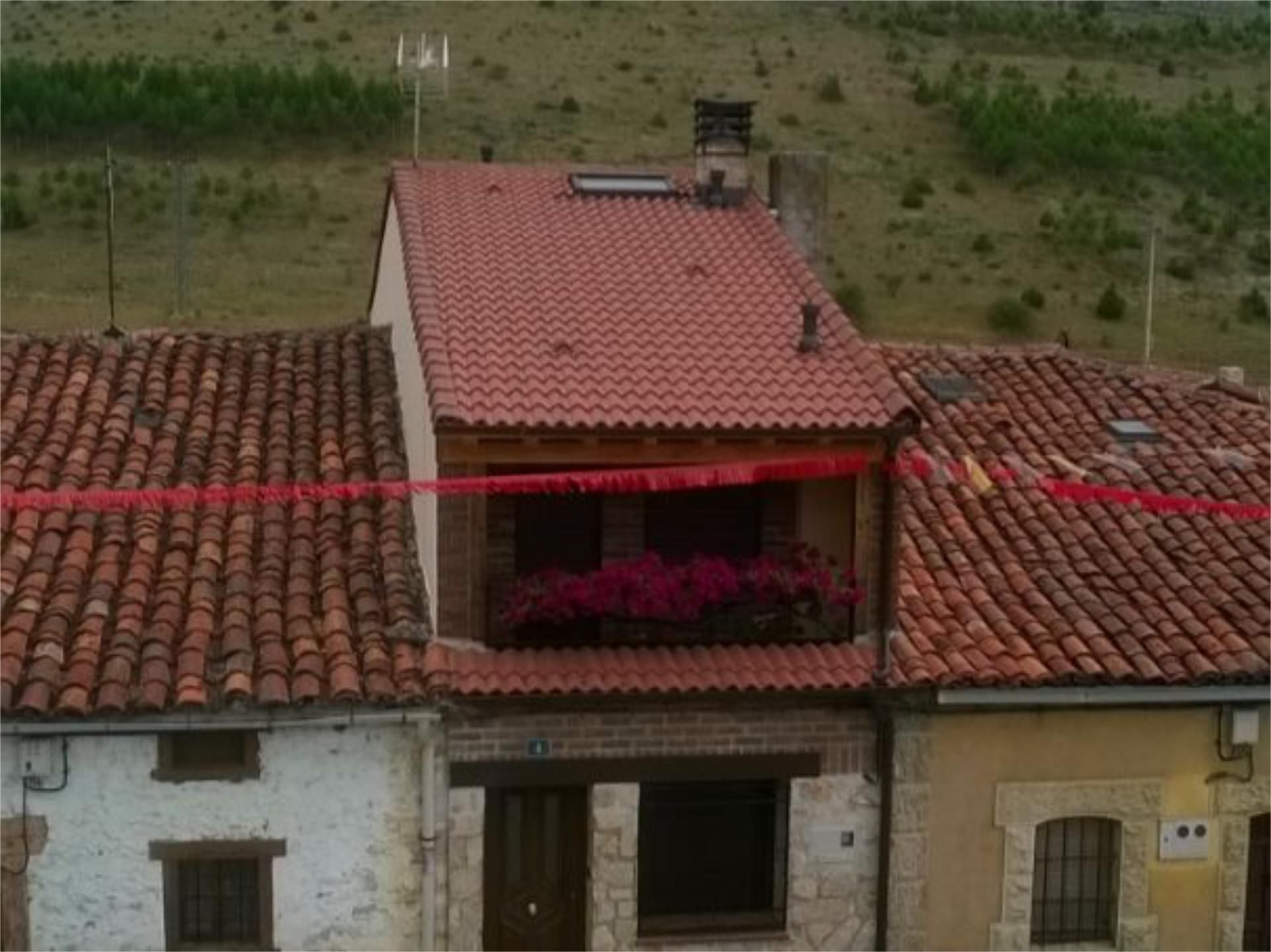 Vista exterior de Casa adosada en venda en Cabrejas del Pinar amb Parquet, Traster i Moblat