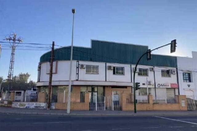 Local comercial en Alquiler en Avenida Profesor Arnold J. Toynbee, 41 en Santa Rosa - Valdeolleros