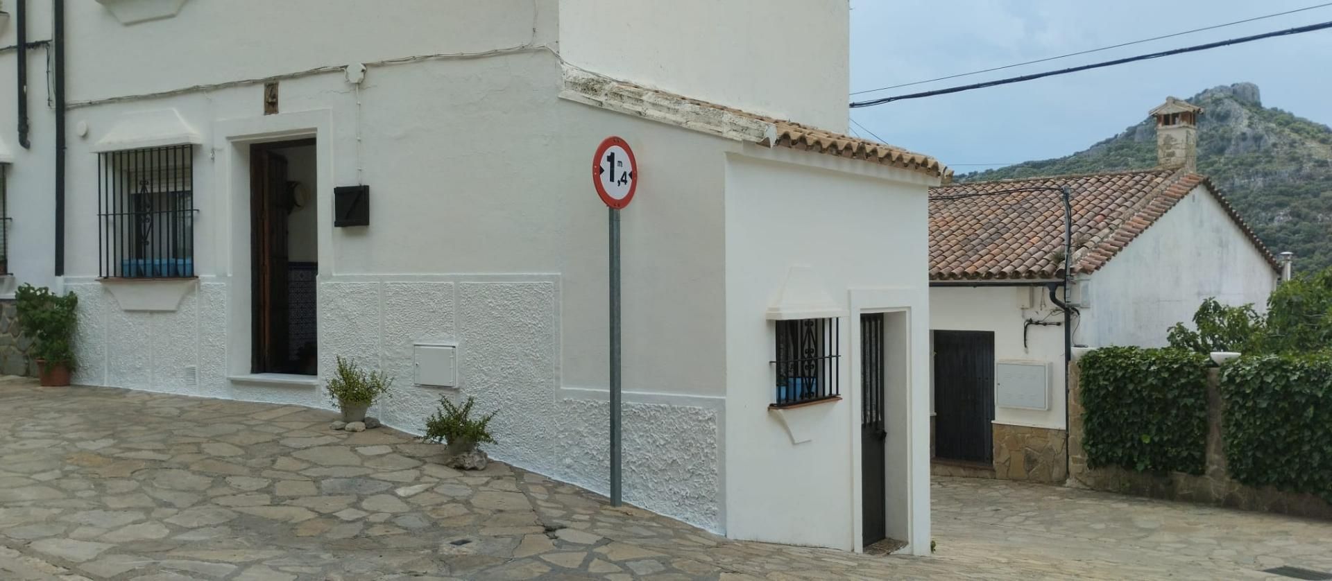 Außenansicht von Einfamilien-Reihenhaus zum Verkauf in Villaluenga del Rosario mit Abstellraum, Möbliert und Ofen