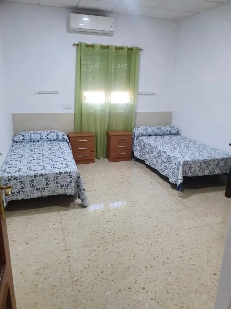 Room in Barrio San Rafael, 10, La Paz Bedroom of Flat for share in Alcalá de Guadaira with Air Conditioner, Heating and Storage room
