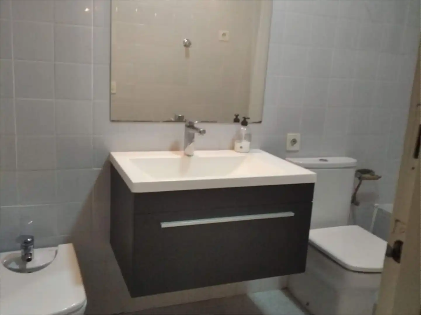 Badezimmer von Wohnung zur untervermieten in Terrassa mit Klimaanlage, Heizung und Parkett