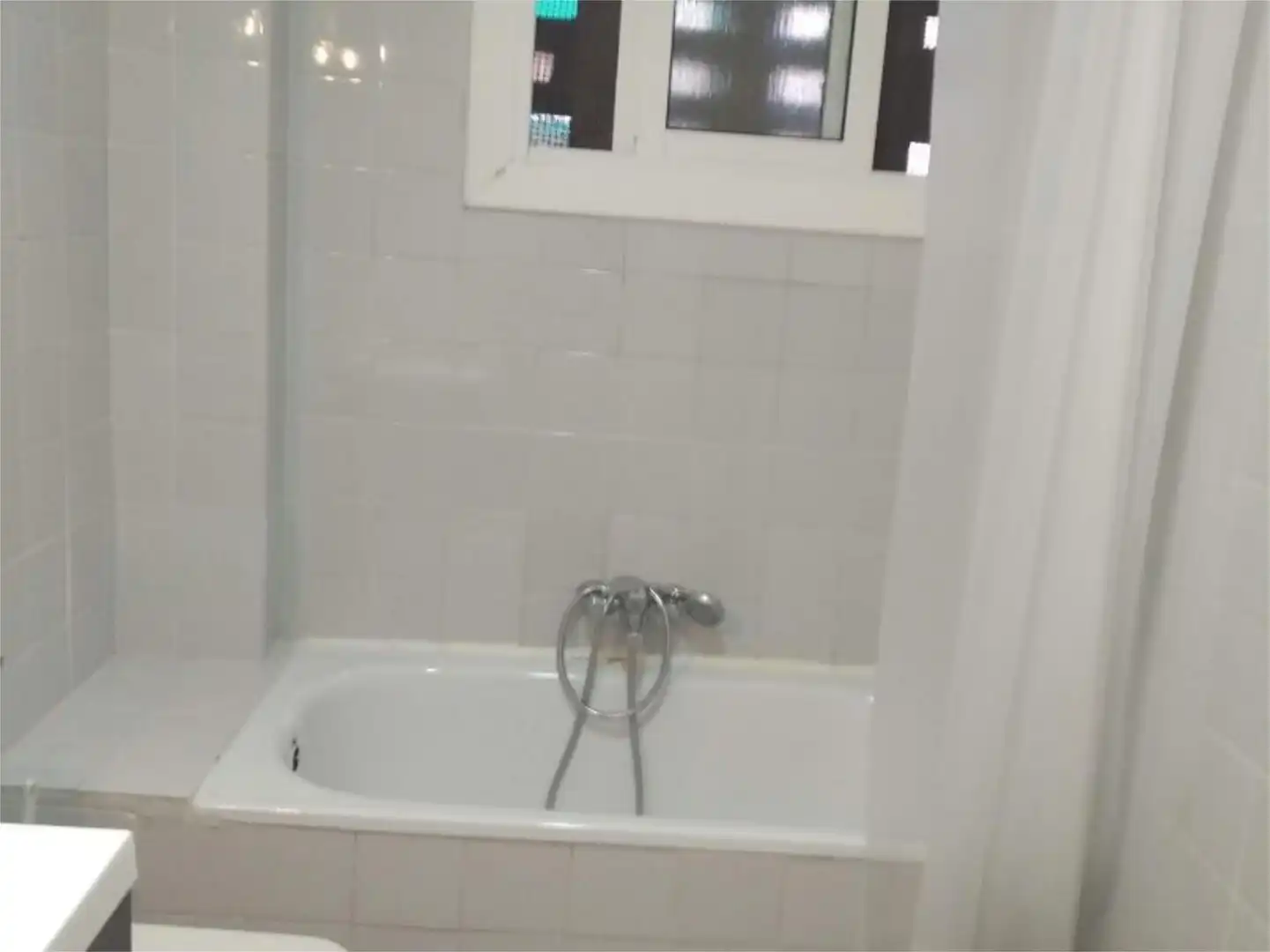 Badezimmer von Wohnung zur untervermieten in Terrassa mit Klimaanlage, Heizung und Parkett