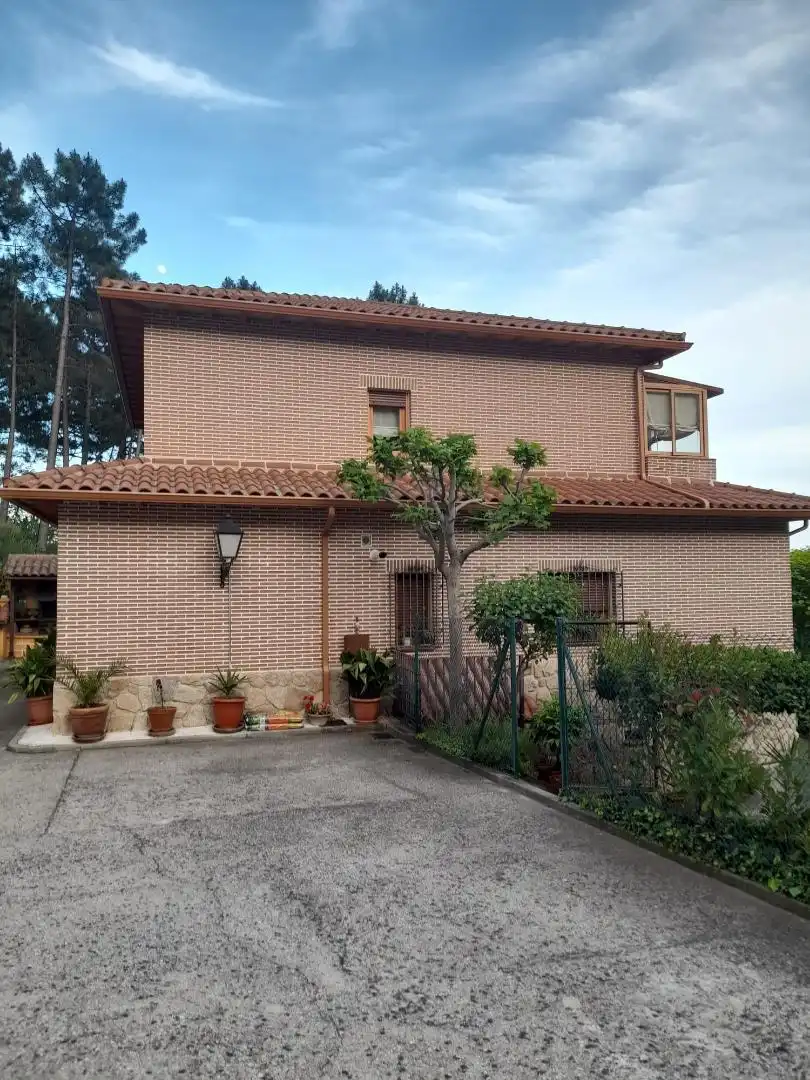 Houses for sale in Carretera Hoyuelo, 12, Guisando Exterior view of Houses for sale in Guisando with Heating, Private garden and Parquet flooring