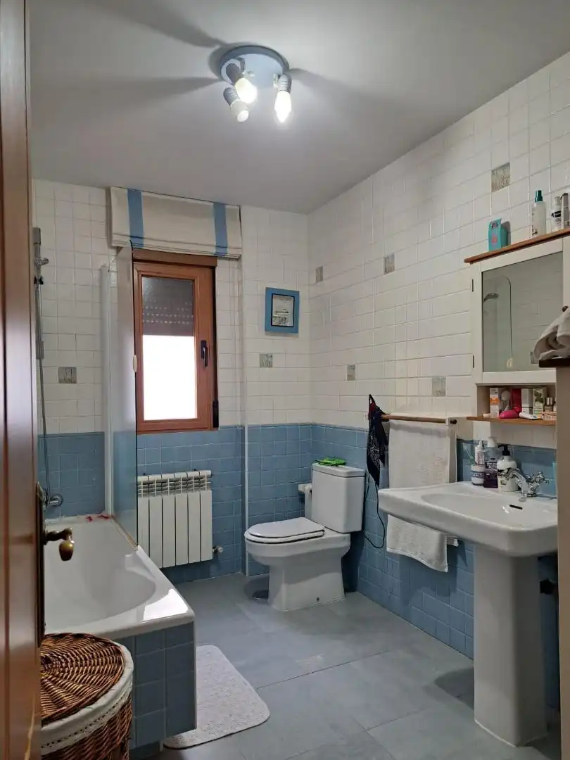 Houses for sale in Carretera Hoyuelo, 12, Guisando Bathroom of Houses for sale in Guisando with Heating, Private garden and Parquet flooring