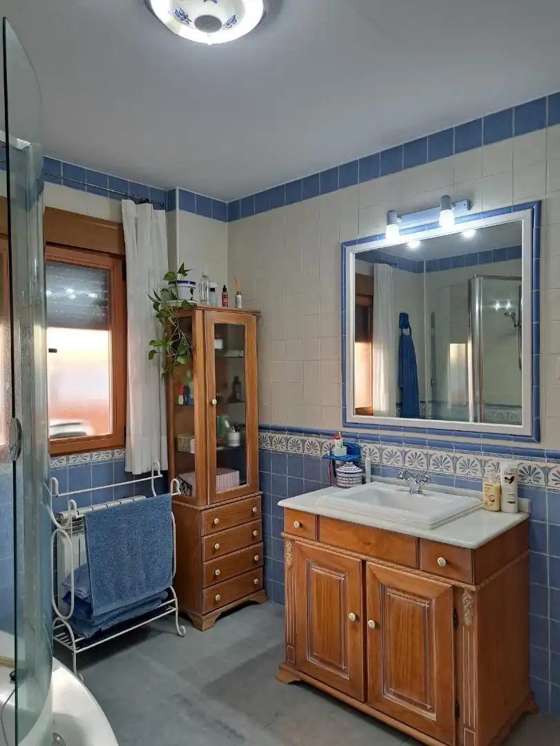 Houses for sale in Carretera Hoyuelo, 12, Guisando Bathroom of Houses for sale in Guisando with Heating, Private garden and Parquet flooring