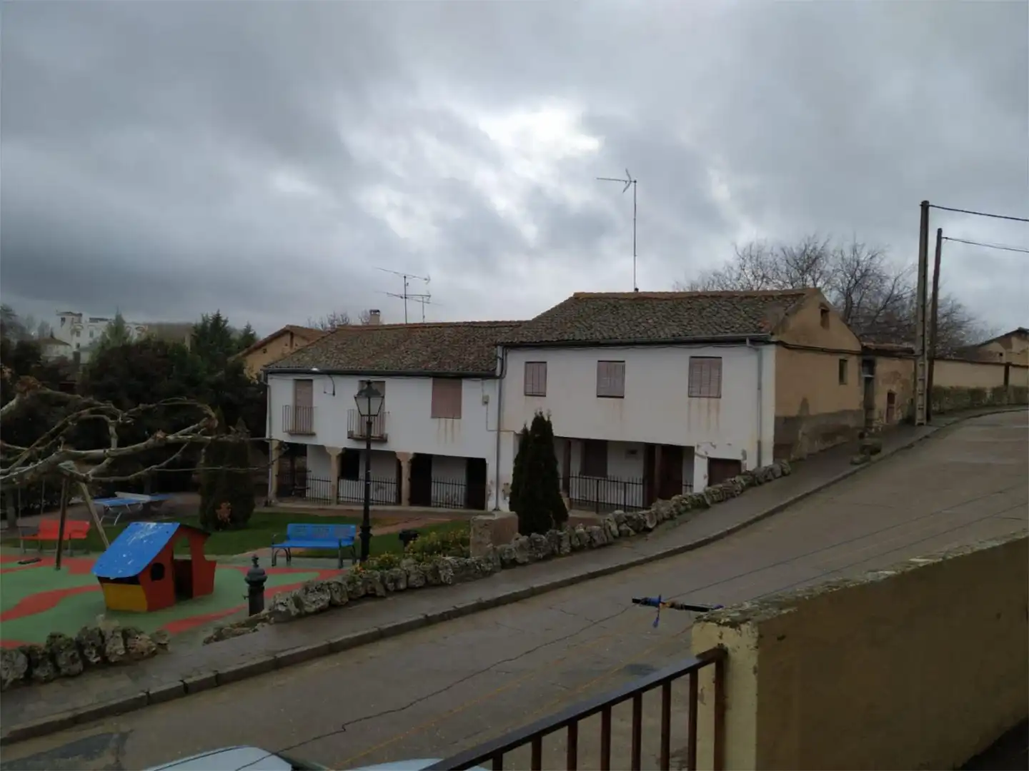 Casa adosada en venda a Calle Máximo González, 51, Turégano Vista exterior de Casa adosada en venda en Turégano amb Balcó