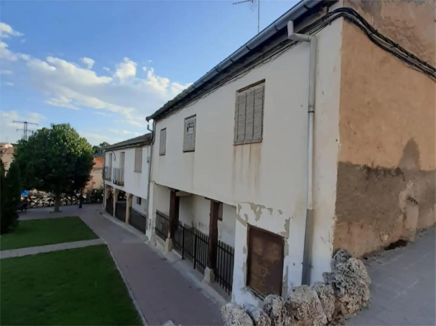 Casa adosada en venda a Calle Máximo González, 51, Turégano Vista exterior de Casa adosada en venda en Turégano amb Balcó