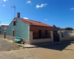 Vista exterior de Casa o xalet en venda en Melgar de Fernamental amb Terrassa