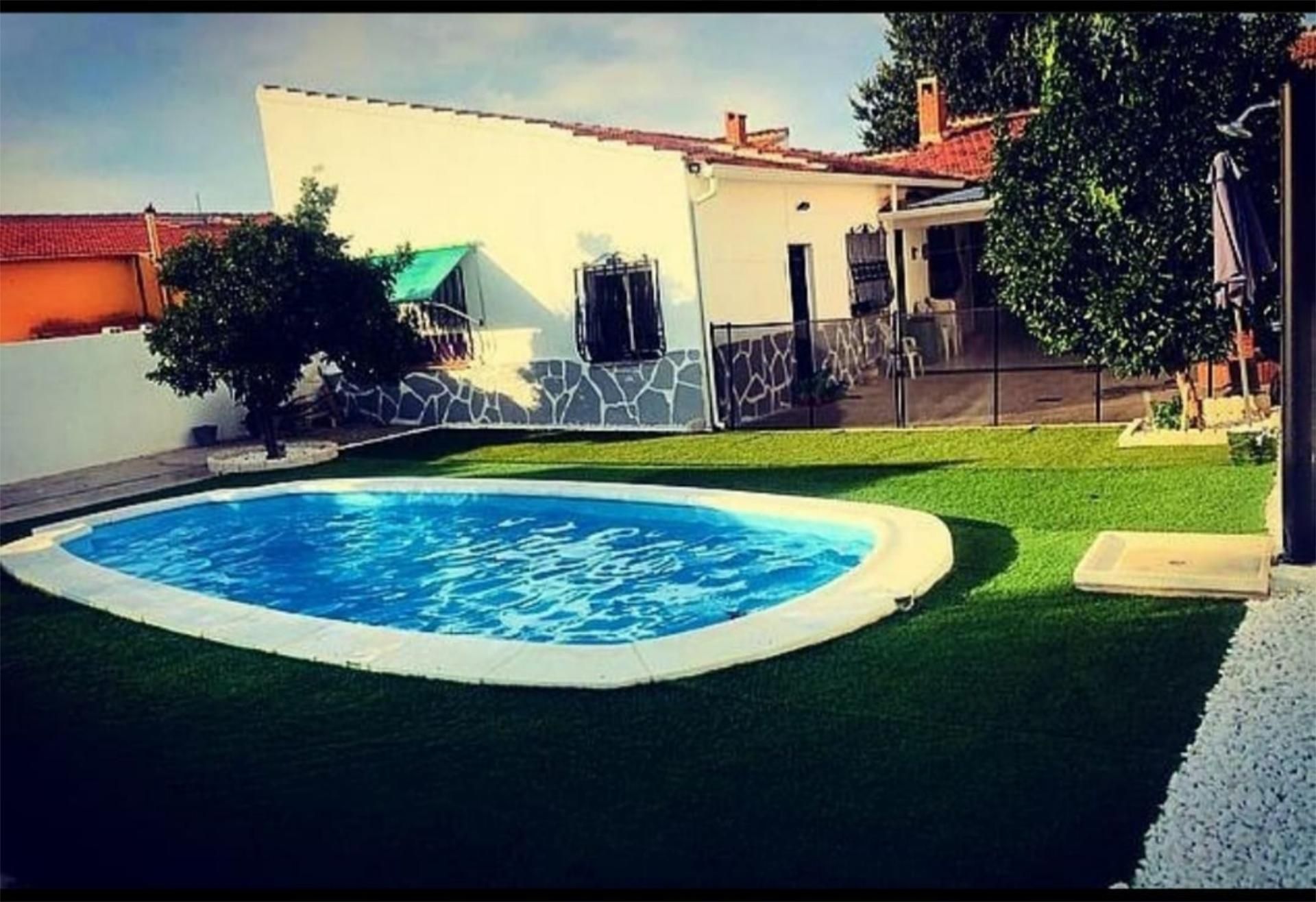 Piscina de Pis en venda en El Casar de Escalona amb Aire condicionat, Calefacció i Jardí privat