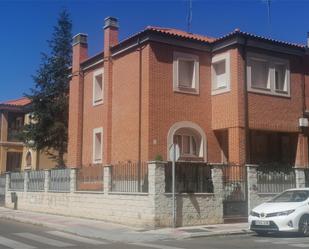 Vista exterior de Casa o xalet en venda en León Capital  amb Terrassa