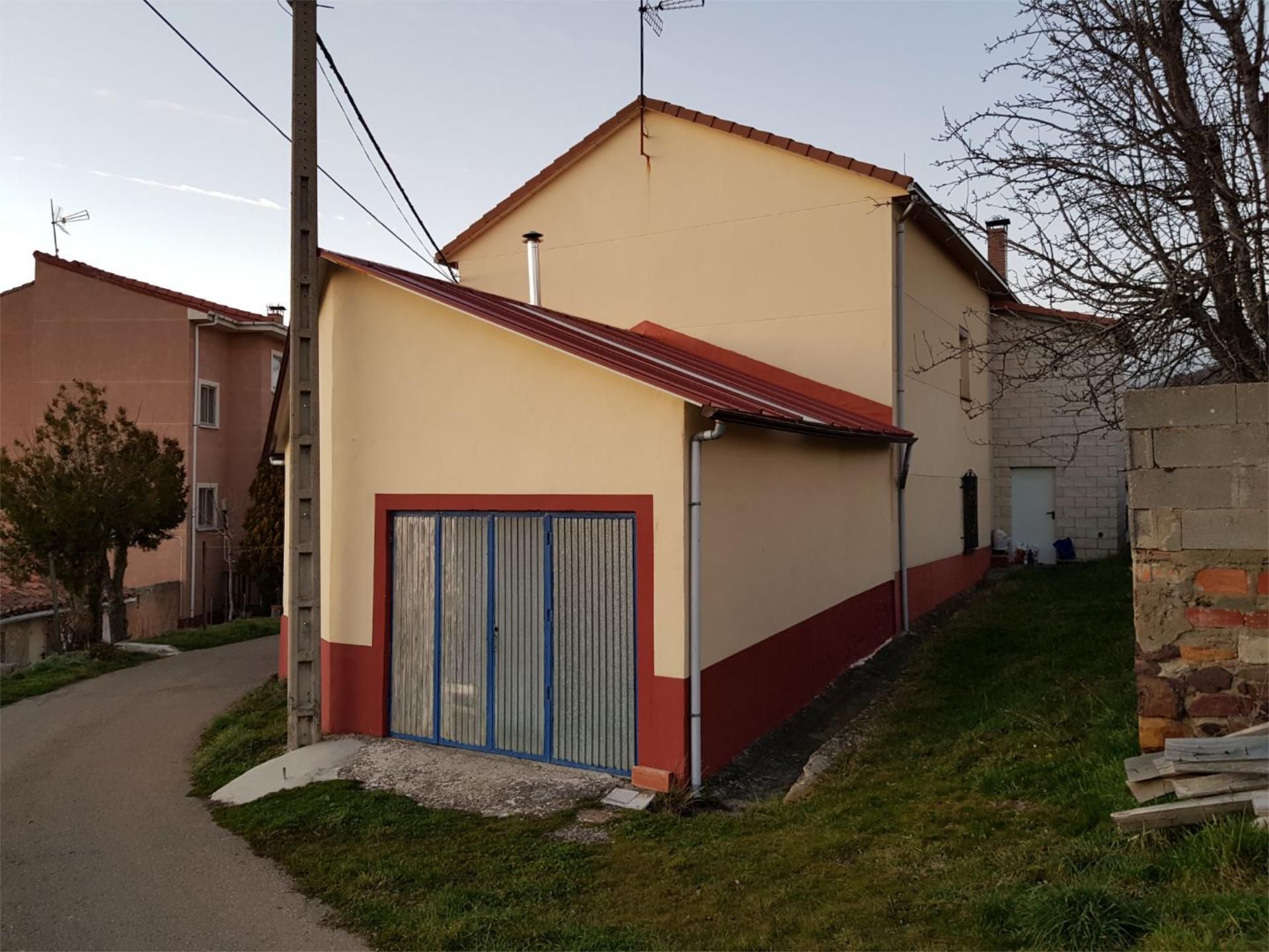Vista exterior de Casa adosada en venda en Barruelo de Santullán