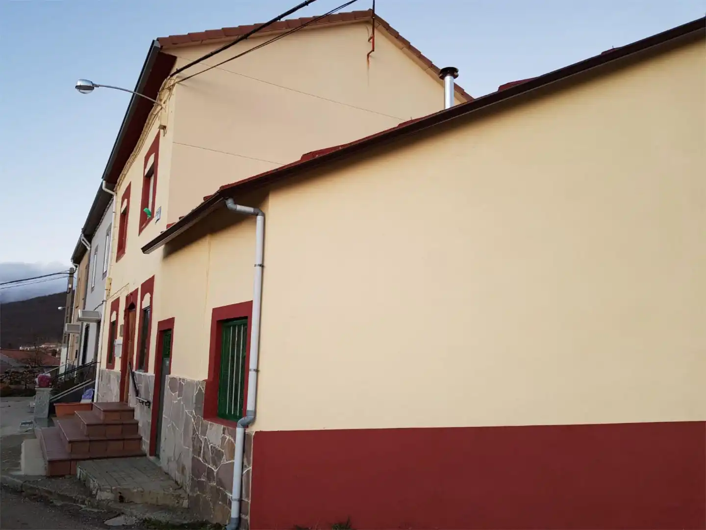 Vista exterior de Casa adosada en venda en Barruelo de Santullán amb Calefacció, Traster i Moblat