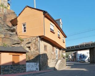 Vista exterior de Casa adosada en venda en Torre del Bierzo