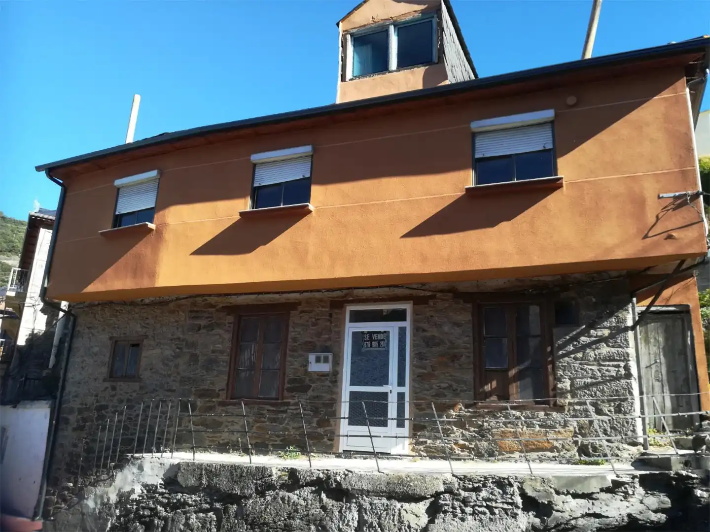 Casa adosada en venta en Avenida Santa Bárbara, 68, Torre del Bierzo Vista exterior de Casa adosada en venta en Torre del Bierzo