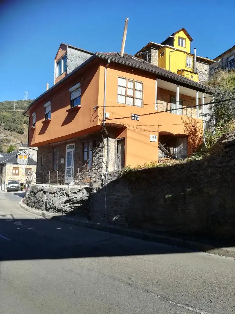 Casa adosada en venta en Avenida Santa Bárbara, 68, Torre del Bierzo Vista exterior de Casa adosada en venta en Torre del Bierzo