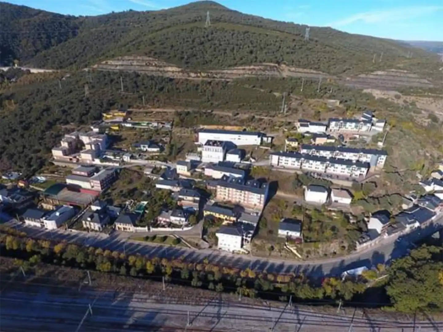 Casa adosada en venta en Avenida Santa Bárbara, 68, Torre del Bierzo Vista exterior de Casa adosada en venta en Torre del Bierzo