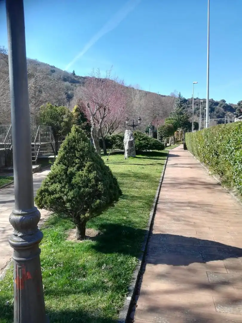 Casa adosada en venta en Avenida Santa Bárbara, 68, Torre del Bierzo Jardín de Casa adosada en venta en Torre del Bierzo