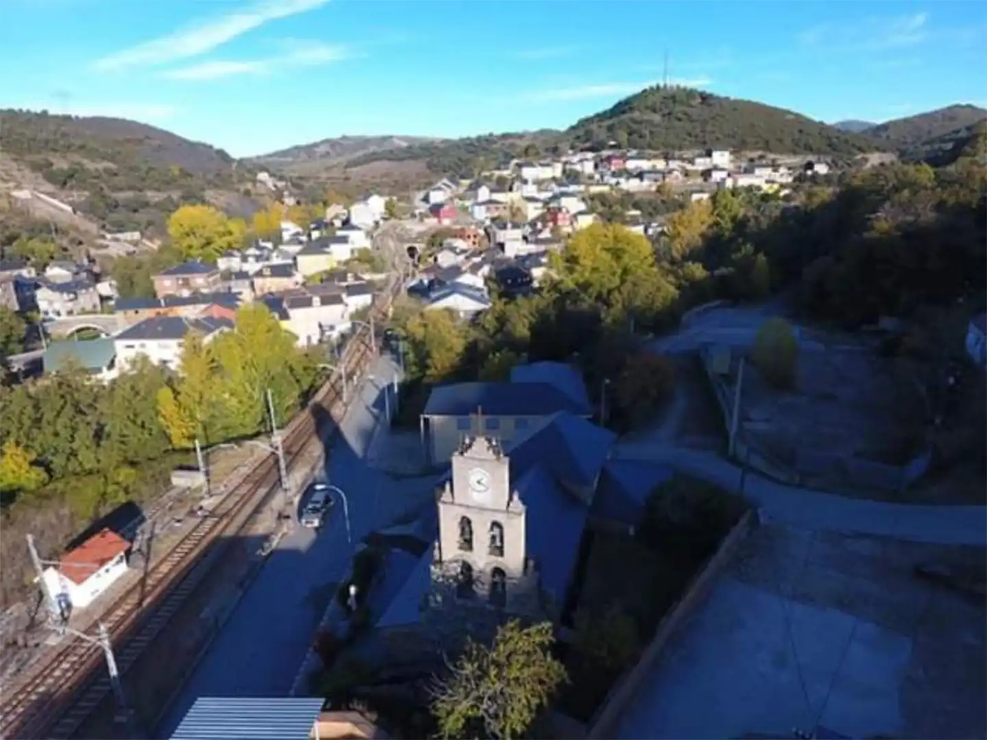 Casa adosada en venta en Avenida Santa Bárbara, 68, Torre del Bierzo Vista exterior de Casa adosada en venta en Torre del Bierzo