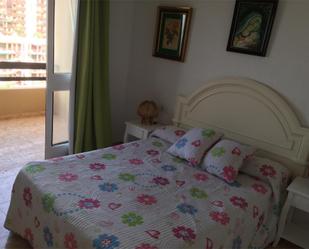 Dormitori de Apartament de lloguer en La Manga del Mar Menor amb Terrassa, Piscina i Balcó