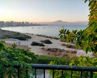 Vista exterior de Casa o xalet en venda en Alicante / Alacant amb Aire condicionat, Terrassa i Balcó