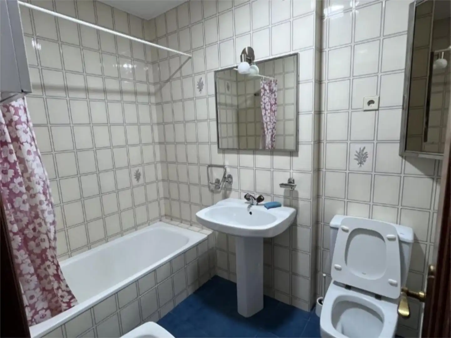 Flat for rent in Avenida de Rosalía de Castro, 36, Campus Sur - Santa Marta Bathroom of Flat for rent in Santiago de Compostela with Heating, Parquet flooring and Terrace