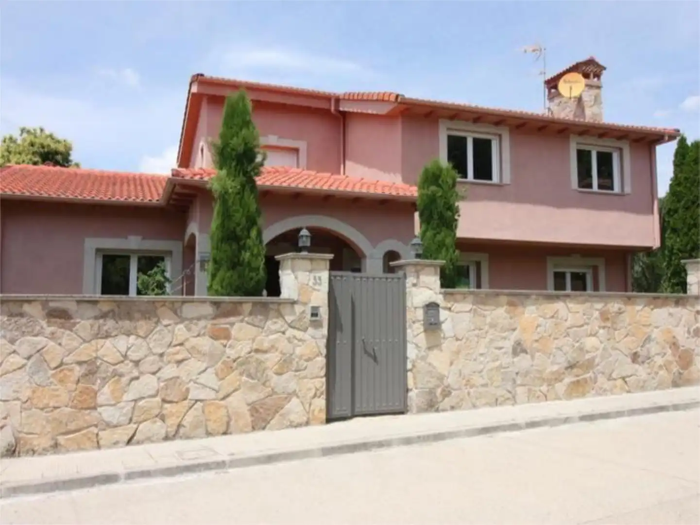 Casa o chalet en venta en Avenida de la Madre Maravillas, 33, Arenas de San Pedro Vista exterior de Casa o chalet en venta en Arenas de San Pedro con Aire acondicionado, Calefacción y Jardín privado