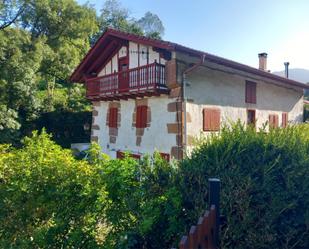 Außenansicht von Haus oder Chalet zum verkauf in Zugarramurdi mit Terrasse und Balkon