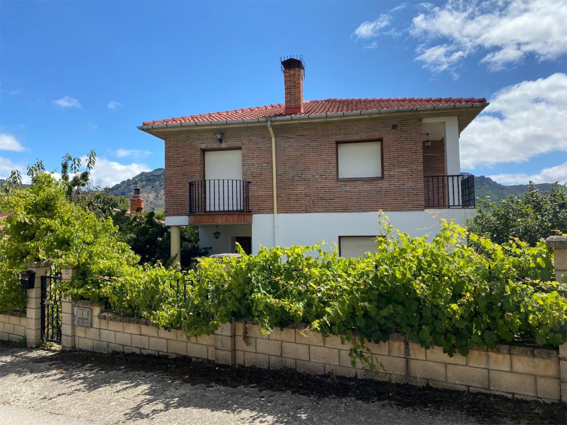 Vista exterior de Casa o xalet en venda en Merindad de Montija amb Calefacció, Jardí privat i Parquet