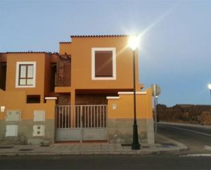 Vista exterior de Casa adosada en venda en La Oliva amb Terrassa