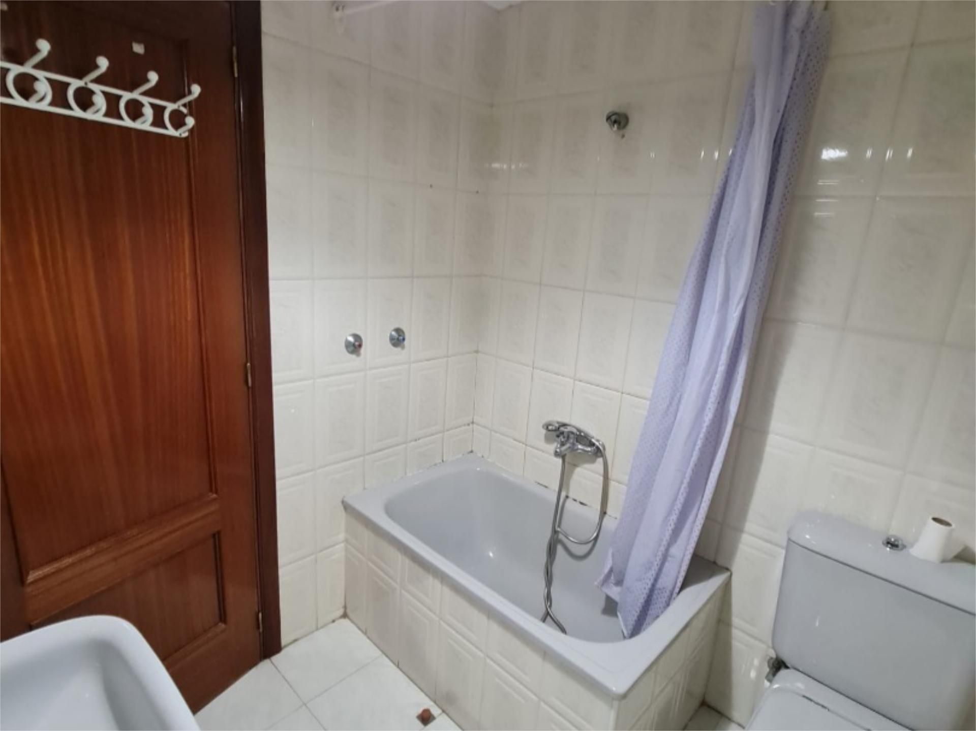 Bathroom of Flat to rent in  Almería Capital  with Air Conditioner, Furnished and Community parking