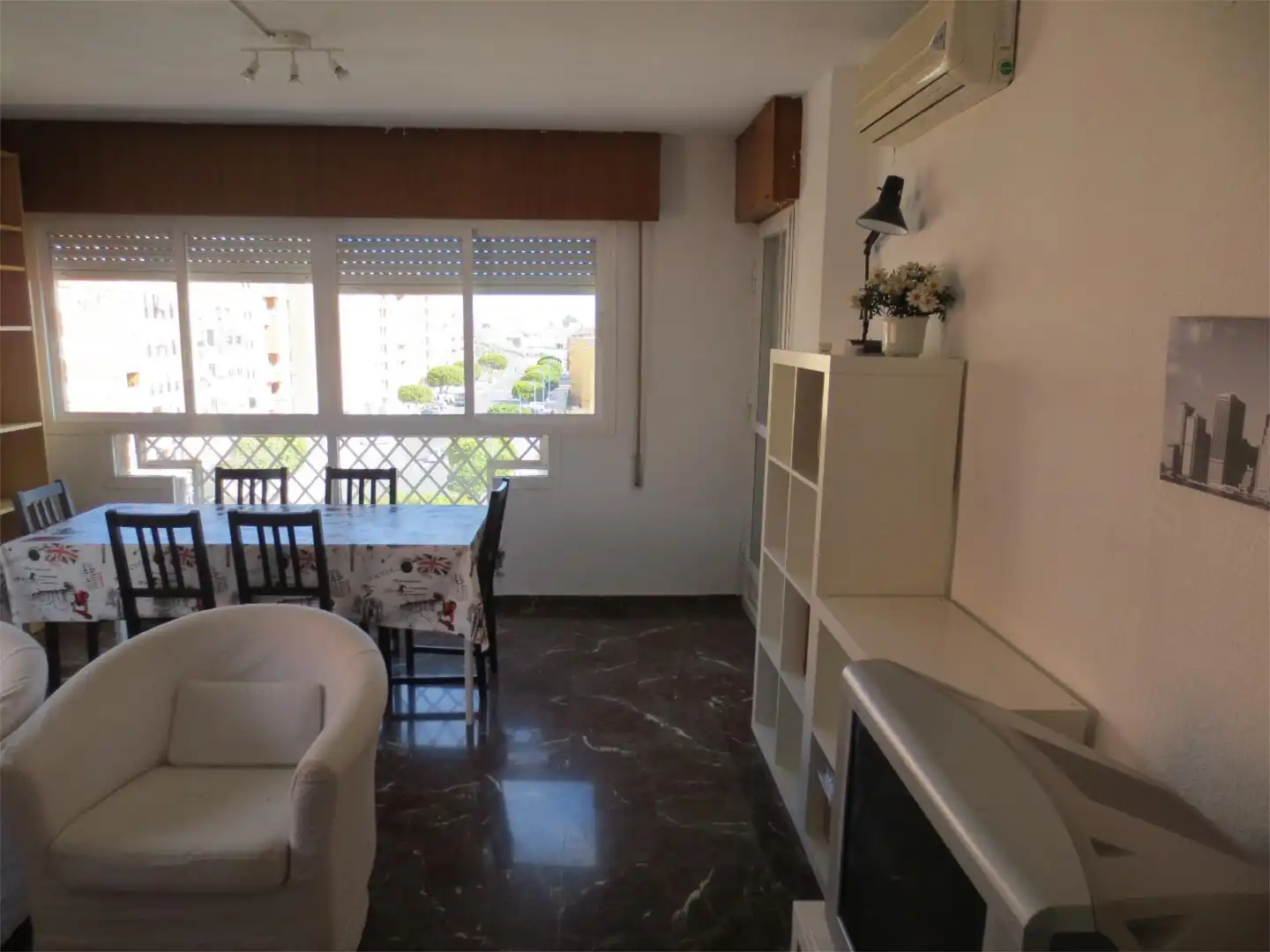Pis de lloguer a Avenida del Mediterráneo, 222, Nueva Andalucía Dormitori de Pis de lloguer en Almería amb Aire condicionat, Moblat i Aparcament comunitari