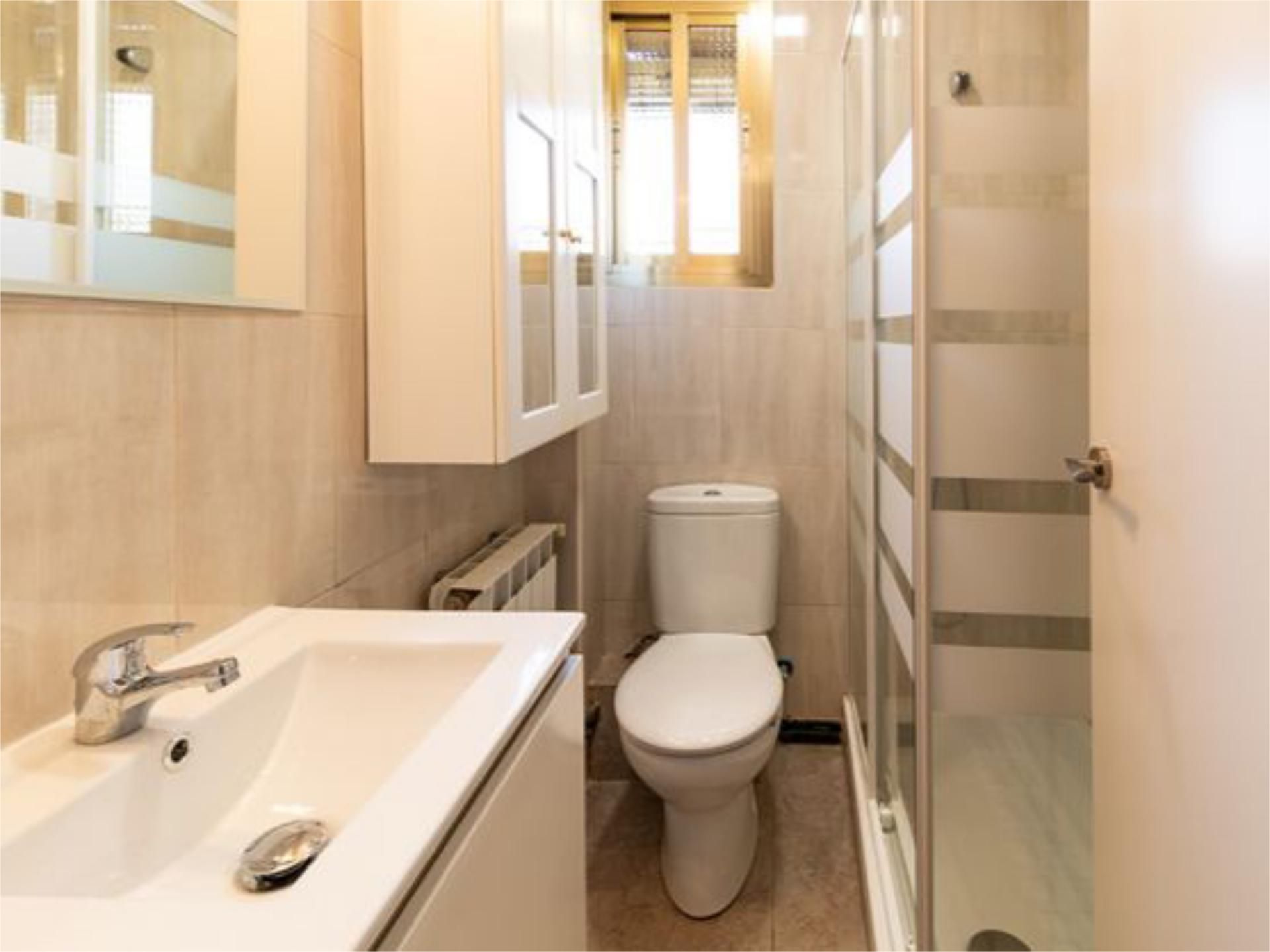 Bathroom of Flat to share in Camargo  with Heating, Parquet flooring and Furnished