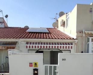 Vista exterior de Casa adosada en venda en Torrevieja amb Terrassa