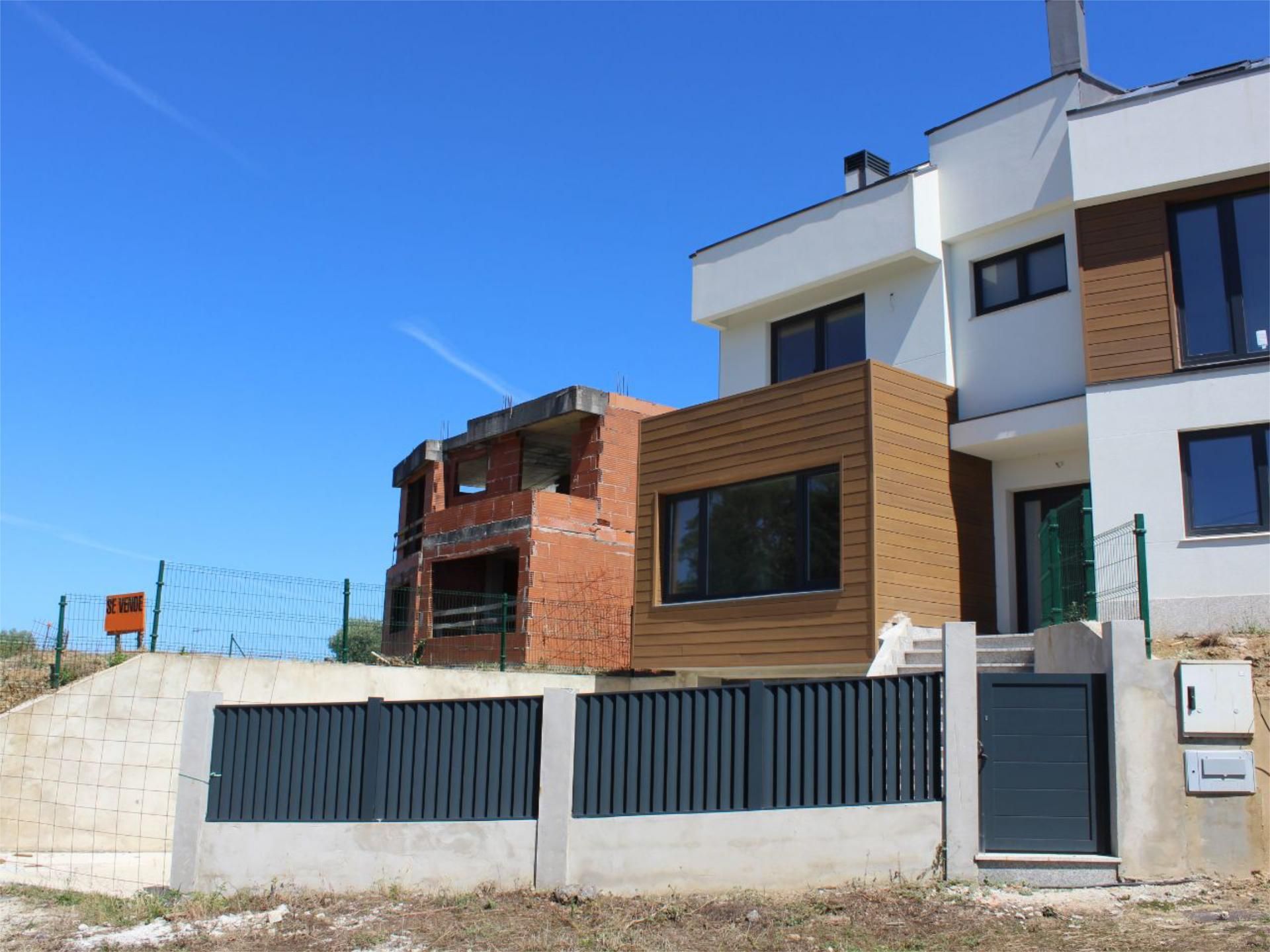 Vista exterior de Casa o xalet en venda en Oleiros amb Jardí privat, Terrassa i Traster