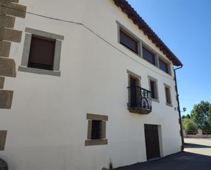 Vista exterior de Casa adosada en venda en El Losar del Barco  amb Balcó