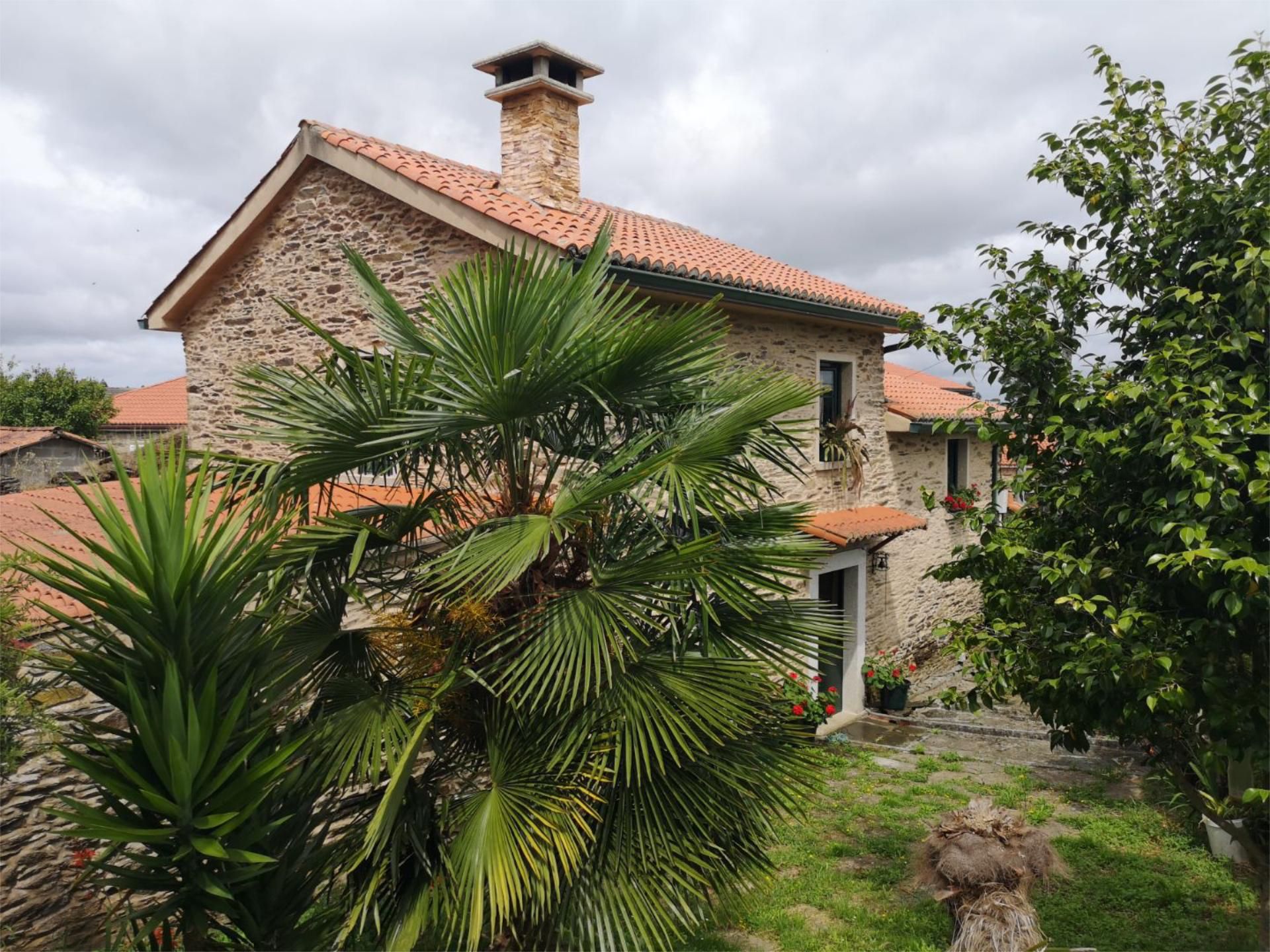Vista exterior de Casa o xalet en venda en Touro amb Calefacció, Jardí privat i Parquet
