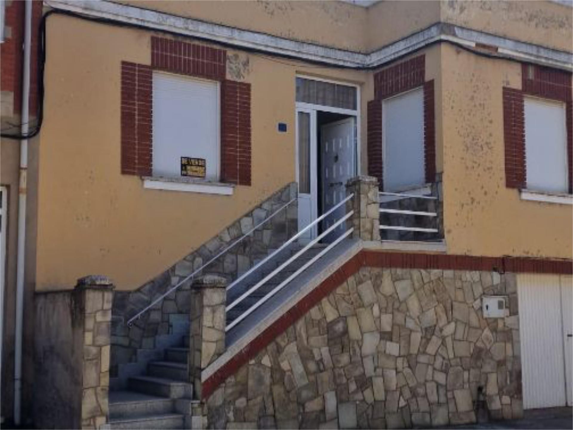 Vista exterior de Casa adosada en venda en Santa Marina del Rey amb Calefacció, Jardí privat i Traster