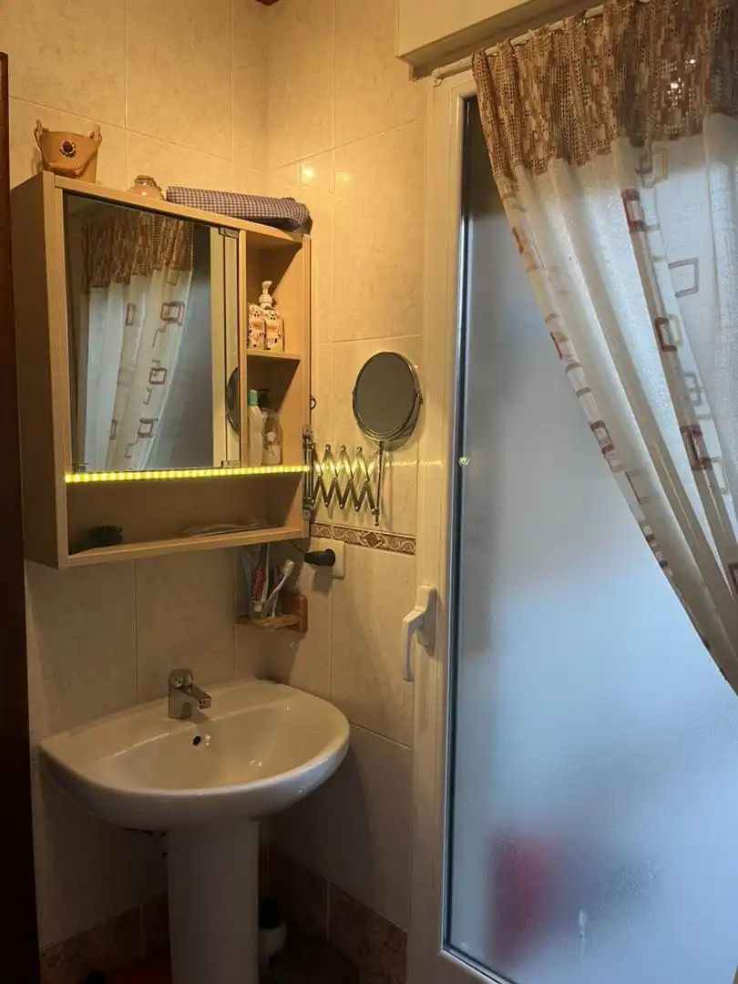 Houses for sale in Calle María de la O, 20, Santovenia de la Valdoncina Bathroom of Houses for sale in Santovenia de la Valdoncina with Heating, Parquet flooring and Terrace