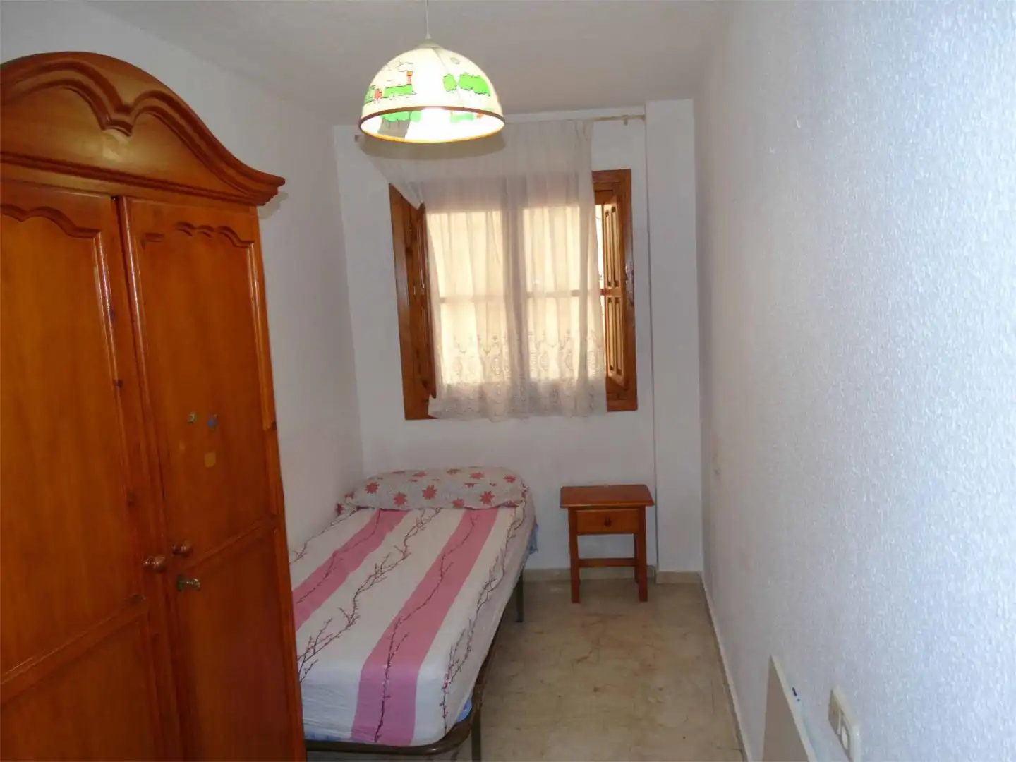 Habitación de Piso para compartir en Granada con Terraza y Amueblado