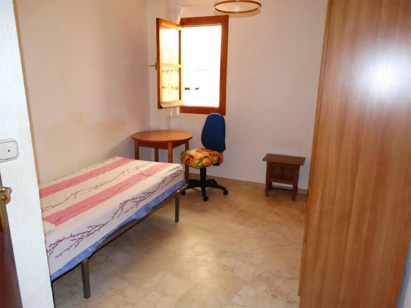 Habitación de Piso para compartir en Granada con Terraza y Amueblado