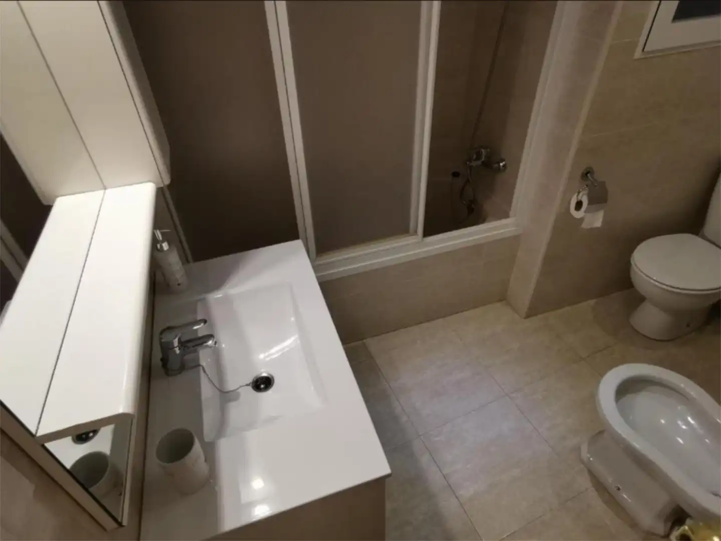 Room in Calle de Santa Ana, 3, Raval Roig - Virgen del Socorro Bathroom of Flat for share in Alicante / Alacant with Air Conditioner, Heating and Furnished