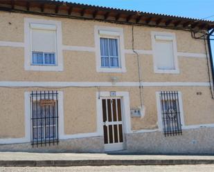 Vista exterior de Casa adosada en venda en Vegaquemada amb Terrassa i Balcó