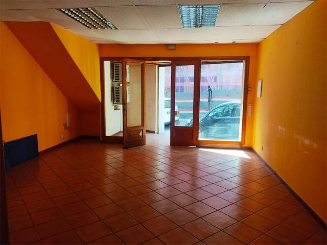 Local comercial en Alquiler en Carrer Carreras Candi, 9 en Nucli Urbà