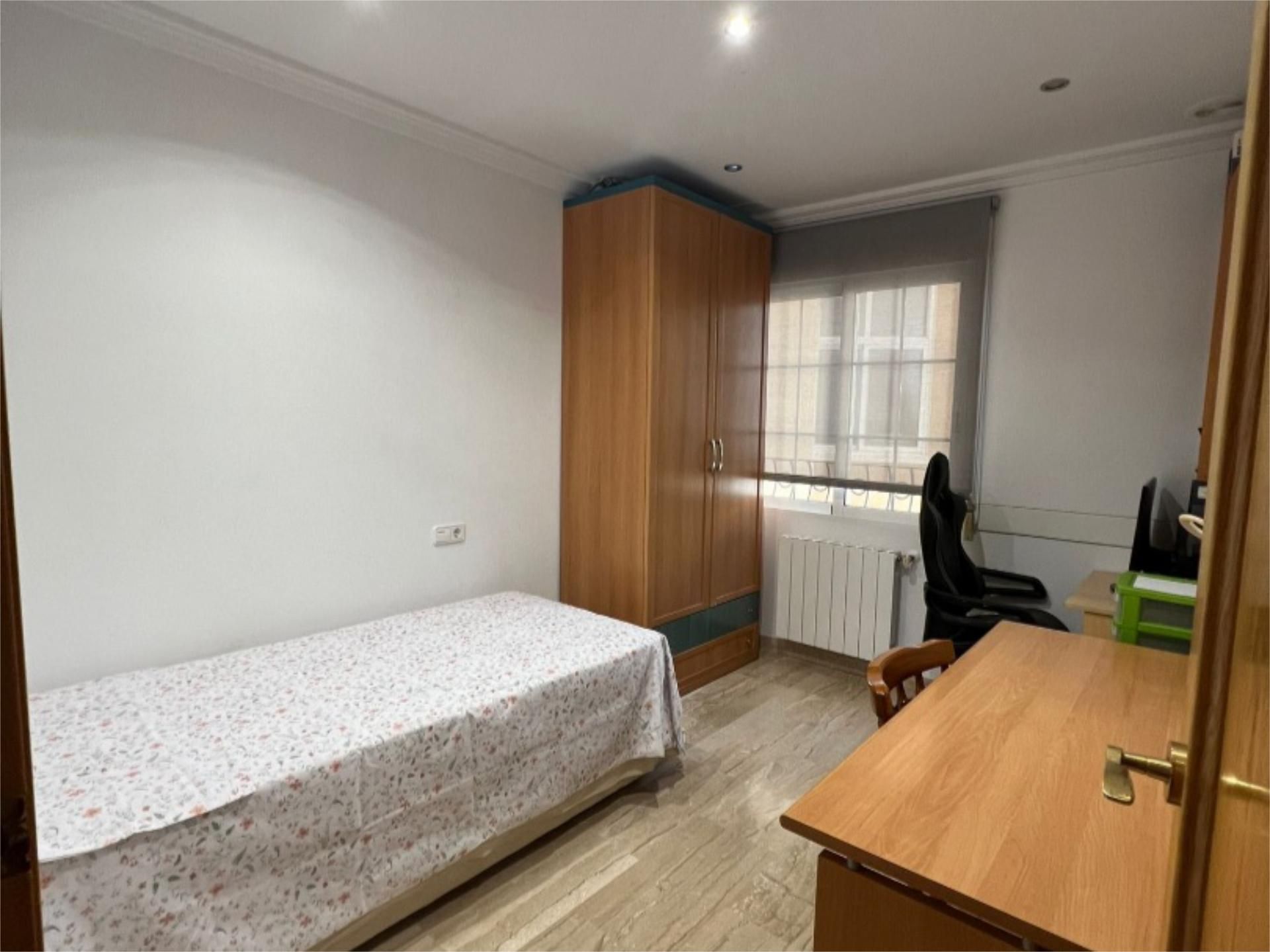 Flat to share in Sector E-26, 19, El Travaló - Martínez Valero