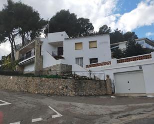 Vista exterior de Casa o xalet en venda en L'Estartit amb Balcó