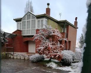 Vista exterior de Casa o xalet en venda en Valle de Valdelucio amb Calefacció, Jardí privat i Parquet