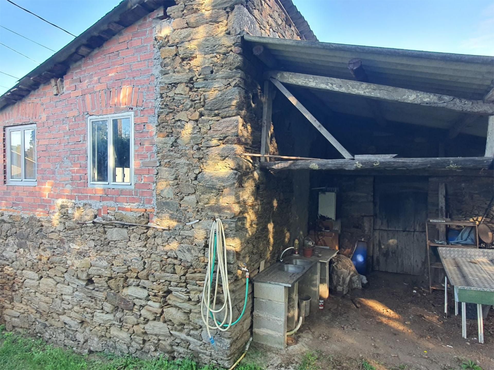 Außenansicht von Einfamilien-Reihenhaus zum Verkauf in Pontedeume