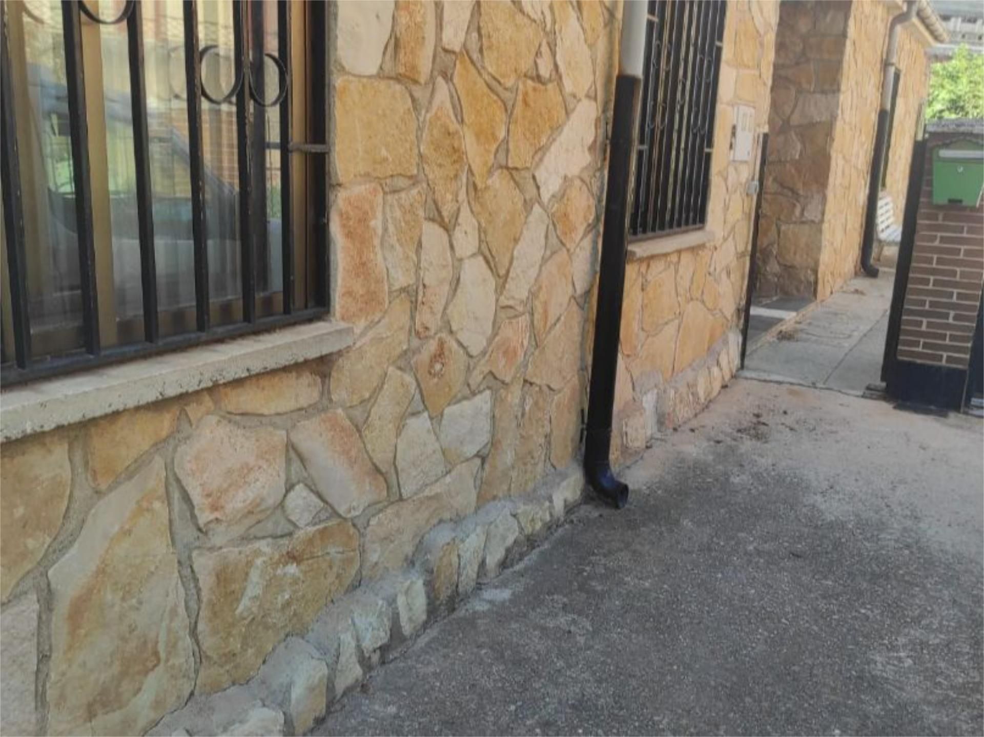 Vista exterior de Casa o xalet en venda en Burgos Capital amb Calefacció, Jardí privat i Parquet